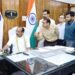 দীর্ঘ বিরতির পর আবার শুরু হলো দেশের জনগণনা কার্যক্রম। শুক্রবার আনুষ্ঠানিকভাবে যাত্রা শুরু করল দেশের প্রথম সম্পূর্ণ ডিজিটাল জনগণনা। এদিন ২০২৭ সালের জনগণনার স্ব-নিবন্ধন পোর্টালের উদ্বোধন করেন রাজ্যপাল ইন্দ্রসেনা রেড্ডি নাল্লু।