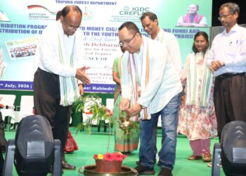 স্বনির্ভর গোষ্ঠী, কৃষক ও যুবকদের আর্থিকভাবে আরও শক্তিশালী করতে আগরতলায় আয়োজিত অনুষ্ঠানে আর্থিক সহায়তা ও ড্রাইভিং লাইসেন্স বিতরণ করলেন বন দপ্তরের প্রতিমন্ত্রী।