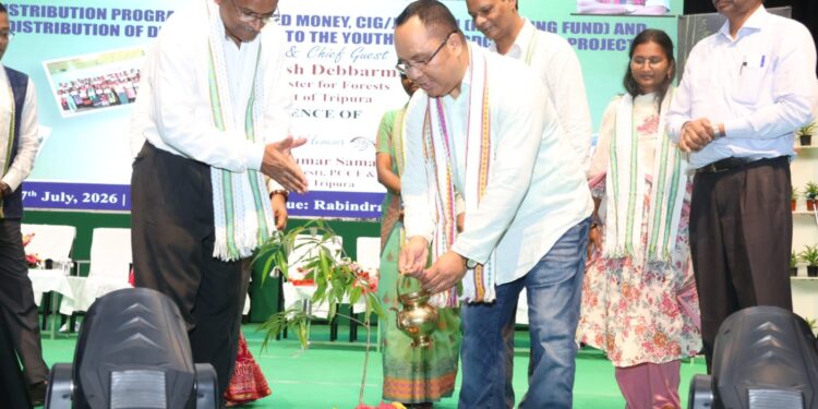 স্বনির্ভর গোষ্ঠী, কৃষক ও যুবকদের আর্থিকভাবে আরও শক্তিশালী করতে আগরতলায় আয়োজিত অনুষ্ঠানে আর্থিক সহায়তা ও ড্রাইভিং লাইসেন্স বিতরণ করলেন বন দপ্তরের প্রতিমন্ত্রী।