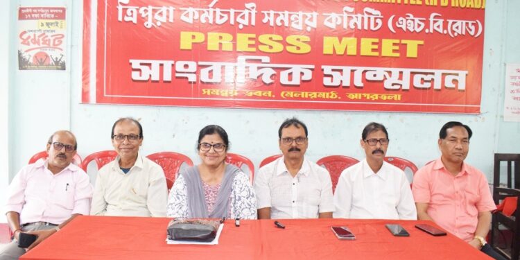 কর্মচারীদের বিভিন্ন সমস্যা ও দাবি নিয়ে সাংবাদিকদের মুখোমুখি ত্রিপুরা কর্মচারী সমন্বয় কমিটি (এইচ.বি. রোড)।