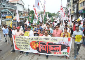 রাজধানীতে বাম যুবদের বিক্ষোভ মিছিল ও গণডেপুটেশন। ছাত্র-যুব ভবন থেকে শুরু হওয়া মিছিল শেষে পুলিশ সদর দপ্তরে স্মারকলিপি দিয়ে মাদক চক্রের বিরুদ্ধে কঠোর অভিযান ও দোষীদের আইনের আওতায় আনার দাবি জানায় সংগঠন।