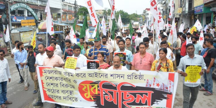 রাজধানীতে বাম যুবদের বিক্ষোভ মিছিল ও গণডেপুটেশন। ছাত্র-যুব ভবন থেকে শুরু হওয়া মিছিল শেষে পুলিশ সদর দপ্তরে স্মারকলিপি দিয়ে মাদক চক্রের বিরুদ্ধে কঠোর অভিযান ও দোষীদের আইনের আওতায় আনার দাবি জানায় সংগঠন।