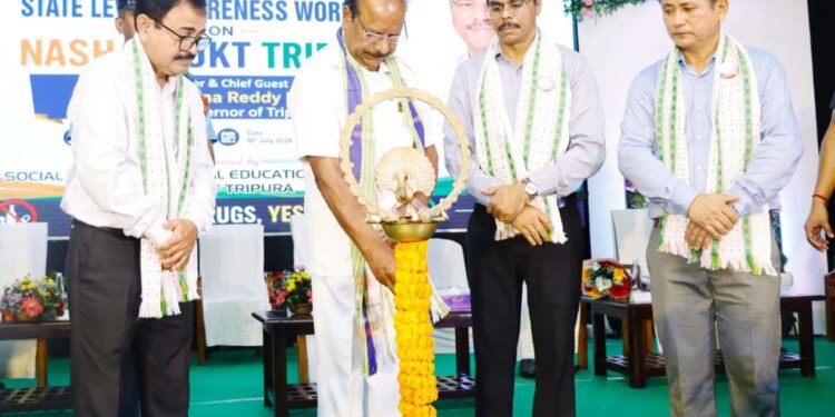 নেশামুক্ত ত্রিপুরা গড়ার অঙ্গীকারে এমবিবি কলেজে রাজ্যস্তরের সচেতনতা কর্মশালার উদ্বোধন করলেন রাজ্যপাল। যুবসমাজকে মাদকের বিরুদ্ধে সোচ্চার হয়ে সুস্থ ও সচেতন সমাজ গঠনে এগিয়ে আসার আহ্বান জানানো হয়।