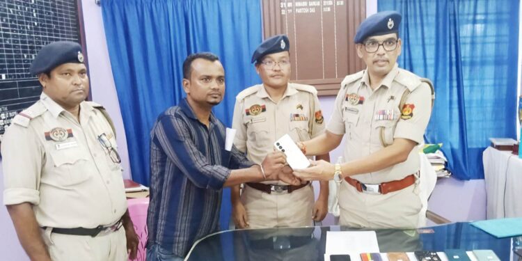 আধুনিক প্রযুক্তির ব্যবহারে উদ্ধার হল নিখোঁজ মোবাইল।