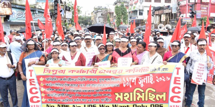 ২৫ দফা দাবিকে সামনে রেখে রাজধানী শহরে বাম কর্মচারী সংগঠনের মহামিছিল। ১৪টি রাজ্য ও ১১টি জাতীয় দাবির সমর্থনে কর্মসূচিতে অংশ নেন বিপুল সংখ্যক কর্মচারী।