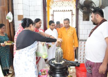 শ্রাবণের প্রথম সোমবারে শিব আরাধনায় মগ্ন ভক্তরা। আগরতলার বিভিন্ন শিবমন্দিরে জলাভিষেক ও পূজাকে কেন্দ্র করে ভোর থেকেই ভক্তদের ঢল।