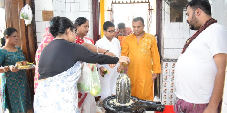 শ্রাবণের প্রথম সোমবারে শিব আরাধনায় মগ্ন ভক্তরা। আগরতলার বিভিন্ন শিবমন্দিরে জলাভিষেক ও পূজাকে কেন্দ্র করে ভোর থেকেই ভক্তদের ঢল।