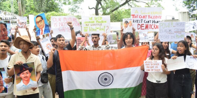 ধর্মেন্দ্র প্রধানের অপসারণের দাবিতে জোরালো প্রতিবাদ। তৃতীয় দিনের আন্দোলনেও আগরতলার সার্কিট হাউস চত্বরে ছাত্রছাত্রীদের বিক্ষোভ।