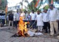 দিল্লিতে আন্দোলনরত ছাত্রছাত্রীদের ওপর পুলিশের লাঠিচার্জ ও বলপ্রয়োগের প্রতিবাদে রাজধানী আগরতলায় বিক্ষোভে সামিল হল প্রদেশ কংগ্রেস। প্রতিবাদ কর্মসূচিতে কেন্দ্রীয় শিক্ষামন্ত্রী ধর্মেন্দ্র প্রধানের কুশপুত্তলিকা দাহ করে ঘটনার তীব্র নিন্দা জানায় কংগ্রেস নেতৃত্ব।