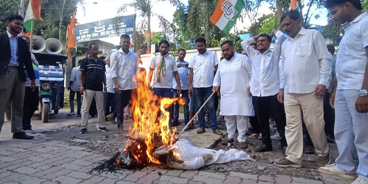 দিল্লিতে আন্দোলনরত ছাত্রছাত্রীদের ওপর পুলিশের লাঠিচার্জ ও বলপ্রয়োগের প্রতিবাদে রাজধানী আগরতলায় বিক্ষোভে সামিল হল প্রদেশ কংগ্রেস। প্রতিবাদ কর্মসূচিতে কেন্দ্রীয় শিক্ষামন্ত্রী ধর্মেন্দ্র প্রধানের কুশপুত্তলিকা দাহ করে ঘটনার তীব্র নিন্দা জানায় কংগ্রেস নেতৃত্ব।