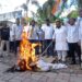 দিল্লিতে আন্দোলনরত ছাত্রছাত্রীদের ওপর পুলিশের লাঠিচার্জ ও বলপ্রয়োগের প্রতিবাদে রাজধানী আগরতলায় বিক্ষোভে সামিল হল প্রদেশ কংগ্রেস। প্রতিবাদ কর্মসূচিতে কেন্দ্রীয় শিক্ষামন্ত্রী ধর্মেন্দ্র প্রধানের কুশপুত্তলিকা দাহ করে ঘটনার তীব্র নিন্দা জানায় কংগ্রেস নেতৃত্ব।
