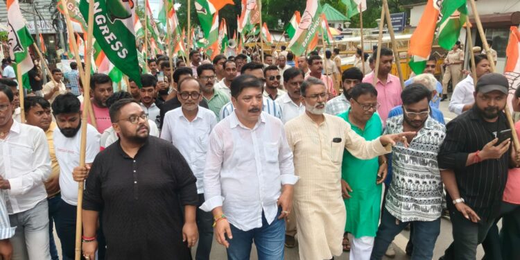 ডিজিপির মৃত্যুকে কেন্দ্র করে মুখ্যমন্ত্রীর বাসভবনের সামনে কংগ্রেসের বিক্ষোভ ও ঘেরাও কর্মসূচি।