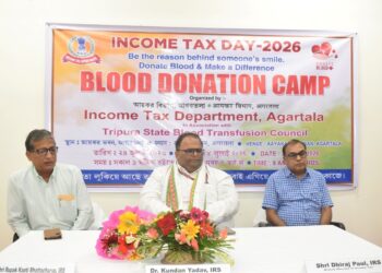 আয়কর দিবস-২০২৬ উপলক্ষে সামাজিক দায়বদ্ধতার বার্তা তুলে ধরতে আগরতলার আয়কর ভবনে অনুষ্ঠিত হলো স্বাস্থ্য শিবির ও স্বেচ্ছায় রক্তদান কর্মসূচি। ত্রিপুরা রাজ্য রক্ত সঞ্চালন পরিষদের সহযোগিতায় আয়কর বিভাগের আধিকারিক ও কর্মীরা এই মানবিক উদ্যোগে অংশ নেন।