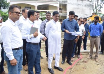আগরতলার জলনিকাশি ব্যবস্থাকে আরও আধুনিক ও কার্যকর করতে তিনটি নতুন পাম্প স্টেশন নির্মাণ করছে আগরতলা পুর নিগম। নির্মাণকাজের অগ্রগতি খতিয়ে দেখতে আজ প্রকল্প এলাকা পরিদর্শন করেন মেয়র তথা বিধায়ক দীপক মজুমদার।