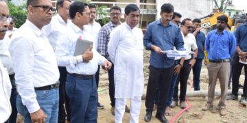 আগরতলার জলনিকাশি ব্যবস্থাকে আরও আধুনিক ও কার্যকর করতে তিনটি নতুন পাম্প স্টেশন নির্মাণ করছে আগরতলা পুর নিগম। নির্মাণকাজের অগ্রগতি খতিয়ে দেখতে আজ প্রকল্প এলাকা পরিদর্শন করেন মেয়র তথা বিধায়ক দীপক মজুমদার।