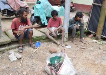 রাজধানীর সূর্য চৌমুহনী-খোশবাগান এলাকায় এসির কপার তার চুরির ঘটনায় অতিষ্ঠ ছিলেন বাসিন্দারা। শুক্রবার সকালে চুরির সময় সন্দেহভাজনদের হাতেনাতে আটক করে পুলিশের হাতে তুলে দেন স্থানীয়রা।