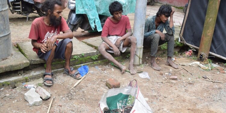 রাজধানীর সূর্য চৌমুহনী-খোশবাগান এলাকায় এসির কপার তার চুরির ঘটনায় অতিষ্ঠ ছিলেন বাসিন্দারা। শুক্রবার সকালে চুরির সময় সন্দেহভাজনদের হাতেনাতে আটক করে পুলিশের হাতে তুলে দেন স্থানীয়রা।
