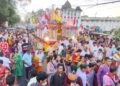 কয়েকদিনের রথযাত্রা উৎসবের পর আজ রাজধানীর জগন্নাথ বাড়িতে ভক্তি, আনন্দ ও উৎসবমুখর পরিবেশে পালিত হল উল্টো রথযাত্রা। সকাল থেকেই মন্দির প্রাঙ্গণে ভক্ত ও পুণ্যার্থীদের ঢল নামে। ধর্মীয় আচার-অনুষ্ঠান ও জয়ধ্বনির মধ্য দিয়ে জগন্নাথ, বলরাম ও সুভদ্রাকে রথে করে মন্দিরে ফিরিয়ে আনার এই ঐতিহ্যবাহী আয়োজন ঘিরে ছিল ব্যাপক উৎসাহ-উদ্দীপনা।