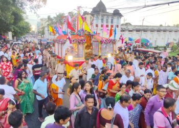 কয়েকদিনের রথযাত্রা উৎসবের পর আজ রাজধানীর জগন্নাথ বাড়িতে ভক্তি, আনন্দ ও উৎসবমুখর পরিবেশে পালিত হল উল্টো রথযাত্রা। সকাল থেকেই মন্দির প্রাঙ্গণে ভক্ত ও পুণ্যার্থীদের ঢল নামে। ধর্মীয় আচার-অনুষ্ঠান ও জয়ধ্বনির মধ্য দিয়ে জগন্নাথ, বলরাম ও সুভদ্রাকে রথে করে মন্দিরে ফিরিয়ে আনার এই ঐতিহ্যবাহী আয়োজন ঘিরে ছিল ব্যাপক উৎসাহ-উদ্দীপনা।