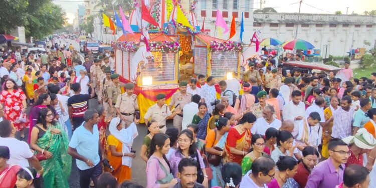 কয়েকদিনের রথযাত্রা উৎসবের পর আজ রাজধানীর জগন্নাথ বাড়িতে ভক্তি, আনন্দ ও উৎসবমুখর পরিবেশে পালিত হল উল্টো রথযাত্রা। সকাল থেকেই মন্দির প্রাঙ্গণে ভক্ত ও পুণ্যার্থীদের ঢল নামে। ধর্মীয় আচার-অনুষ্ঠান ও জয়ধ্বনির মধ্য দিয়ে জগন্নাথ, বলরাম ও সুভদ্রাকে রথে করে মন্দিরে ফিরিয়ে আনার এই ঐতিহ্যবাহী আয়োজন ঘিরে ছিল ব্যাপক উৎসাহ-উদ্দীপনা।
