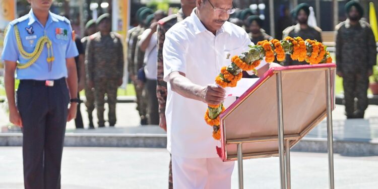 কার্গিল বিজয় দিবসে জাতি স্মরণ করছে সেই সব বীর সেনানীদের, যাঁদের অদম্য সাহস, আত্মত্যাগ ও দেশপ্রেমে রচিত হয়েছিল ভারতের গৌরবময় বিজয়গাথা। শহিদদের প্রতি রইল বিনম্র শ্রদ্ধাঞ্জলি, আর দেশের সাহসী জওয়ানদের প্রতি অকুণ্ঠ সম্মান। জয় হিন্দ।