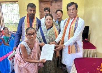 প্রধানমন্ত্রী নরেন্দ্র মোদির ‘মন কি বাত’ অনুষ্ঠানের সম্প্রচার উপলক্ষে আগরতলা বিধানসভা কেন্দ্রের ৮ নম্বর ওয়ার্ডের ৫১ নম্বর বুথে আয়োজিত কর্মসূচিতে যোগ দেন আগরতলা পুর নিগমের মেয়র দীপক মজুমদার। তাঁর সঙ্গে উপস্থিত ছিলেন ওয়ার্ডের কর্পোরেটর শম্পা সেন সরকারসহ বিজেপির দলীয় কর্মী ও সমর্থকরা।
