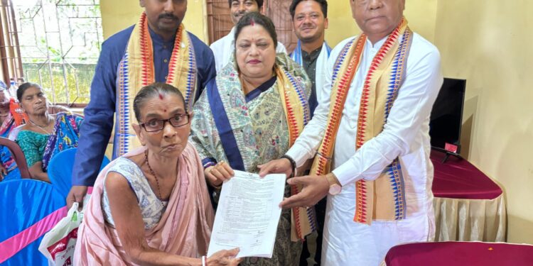 প্রধানমন্ত্রী নরেন্দ্র মোদির ‘মন কি বাত’ অনুষ্ঠানের সম্প্রচার উপলক্ষে আগরতলা বিধানসভা কেন্দ্রের ৮ নম্বর ওয়ার্ডের ৫১ নম্বর বুথে আয়োজিত কর্মসূচিতে যোগ দেন আগরতলা পুর নিগমের মেয়র দীপক মজুমদার। তাঁর সঙ্গে উপস্থিত ছিলেন ওয়ার্ডের কর্পোরেটর শম্পা সেন সরকারসহ বিজেপির দলীয় কর্মী ও সমর্থকরা।