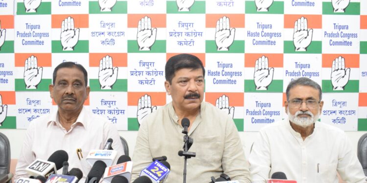 রাজ্য পুলিশের এক শীর্ষকর্তার রহস্যজনক মৃত্যুর ঘটনায় বিচারবিভাগীয় তদন্তের দাবিতে সরব কংগ্রেস। মুখ্যমন্ত্রীকে আর দেরি না করে নিরপেক্ষ তদন্তের উদ্যোগ নেওয়ার আহ্বান জানালেন কংগ্রেস বিধায়ক সুদীপ রায় বর্মন।