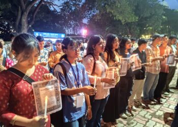 প্রয়াত নিট (NEET) পরীক্ষার্থীদের স্মৃতির প্রতি শ্রদ্ধা জানিয়ে আন্দোলনরত শিক্ষার্থীরা নীরবতা পালন ও শ্রদ্ধাঞ্জলি অর্পণ করেন। তাঁদের এই উদ্যোগে উঠে আসে সহমর্মিতা, মানবিকতা এবং ন্যায়বিচারের দাবিতে ঐক্যবদ্ধ থাকার বার্তা।