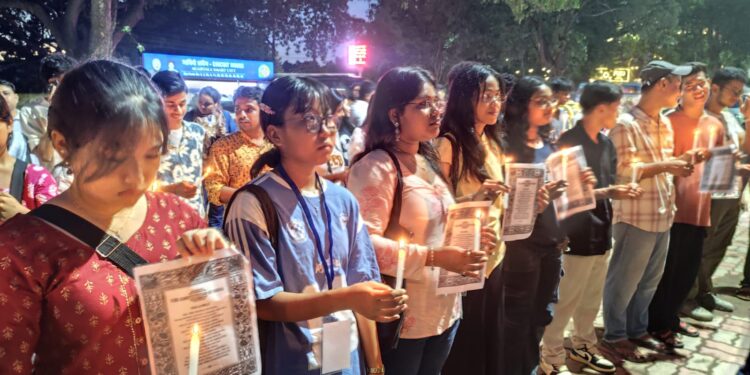 প্রয়াত নিট (NEET) পরীক্ষার্থীদের স্মৃতির প্রতি শ্রদ্ধা জানিয়ে আন্দোলনরত শিক্ষার্থীরা নীরবতা পালন ও শ্রদ্ধাঞ্জলি অর্পণ করেন। তাঁদের এই উদ্যোগে উঠে আসে সহমর্মিতা, মানবিকতা এবং ন্যায়বিচারের দাবিতে ঐক্যবদ্ধ থাকার বার্তা।