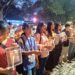 প্রয়াত নিট (NEET) পরীক্ষার্থীদের স্মৃতির প্রতি শ্রদ্ধা জানিয়ে আন্দোলনরত শিক্ষার্থীরা নীরবতা পালন ও শ্রদ্ধাঞ্জলি অর্পণ করেন। তাঁদের এই উদ্যোগে উঠে আসে সহমর্মিতা, মানবিকতা এবং ন্যায়বিচারের দাবিতে ঐক্যবদ্ধ থাকার বার্তা।