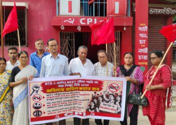 NEET পরীক্ষা নিয়ে দেশজুড়ে বিতর্কের আবহে একাধিক দাবিতে সরব সিপিআই। NEET পরীক্ষা পদ্ধতি, NTA-র ভূমিকা ও জাতীয় শিক্ষা নীতি (NEP) ২০২০ বাতিলের দাবি জানানো হয়েছে। পাশাপাশি প্রশ্নফাঁসের ঘটনায় ক্ষতিগ্রস্ত পরিবারগুলির ক্ষতিপূরণ, আন্দোলনকারী ছাত্র-ছাত্রীদের বিরুদ্ধে দায়ের হওয়া মামলা প্রত্যাহার এবং গ্রেফতার ছাত্র-যুব নেতাদের অবিলম্বে মুক্তির দাবিও তুলেছে দল।