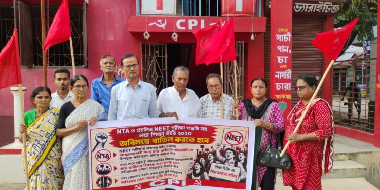 NEET পরীক্ষা নিয়ে দেশজুড়ে বিতর্কের আবহে একাধিক দাবিতে সরব সিপিআই। NEET পরীক্ষা পদ্ধতি, NTA-র ভূমিকা ও জাতীয় শিক্ষা নীতি (NEP) ২০২০ বাতিলের দাবি জানানো হয়েছে। পাশাপাশি প্রশ্নফাঁসের ঘটনায় ক্ষতিগ্রস্ত পরিবারগুলির ক্ষতিপূরণ, আন্দোলনকারী ছাত্র-ছাত্রীদের বিরুদ্ধে দায়ের হওয়া মামলা প্রত্যাহার এবং গ্রেফতার ছাত্র-যুব নেতাদের অবিলম্বে মুক্তির দাবিও তুলেছে দল।