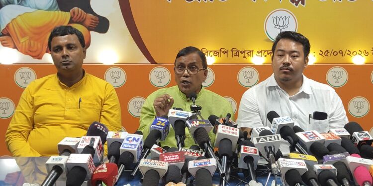 রাজ্য সরকারের বিরুদ্ধে বিরোধীদের অভিযোগকে ভিত্তিহীন বলে দাবি করল বিজেপি। প্রদেশ বিজেপি কার্যালয়ে সাংবাদিক বৈঠকে বাম-কংগ্রেসের একাধিক অভিযোগের পাল্টা বক্তব্য তুলে ধরেন দলের নেতারা।