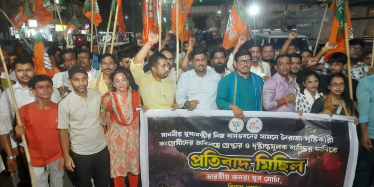 রাজ্যের আইন-শৃঙ্খলা পরিস্থিতি নিয়ে সরব বিজেপি যুব মোর্চা। দোষীদের দ্রুত গ্রেফতার ও কঠোর শাস্তির দাবিতে রাজধানীতে প্রতিবাদ মিছিল করে সংগঠনের নেতা-কর্মীরা।