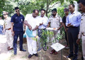 প্রকৃতির প্রতি দায়িত্বশীল আচরণই নিরাপদ ভবিষ্যতের চাবিকাঠি। পরিবেশ রক্ষায় জনসচেতনতা বৃদ্ধির ওপর জোর দিয়ে রাজ্যপাল ইন্দ্রসেনা রেড্ডি নাল্লুর বার্তা—এখনই উদ্যোগ না নিলে আগামী দিনে ভয়াবহ বিপদের আশঙ্কা রয়েছে।