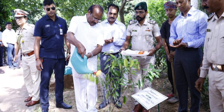 প্রকৃতির প্রতি দায়িত্বশীল আচরণই নিরাপদ ভবিষ্যতের চাবিকাঠি। পরিবেশ রক্ষায় জনসচেতনতা বৃদ্ধির ওপর জোর দিয়ে রাজ্যপাল ইন্দ্রসেনা রেড্ডি নাল্লুর বার্তা—এখনই উদ্যোগ না নিলে আগামী দিনে ভয়াবহ বিপদের আশঙ্কা রয়েছে।