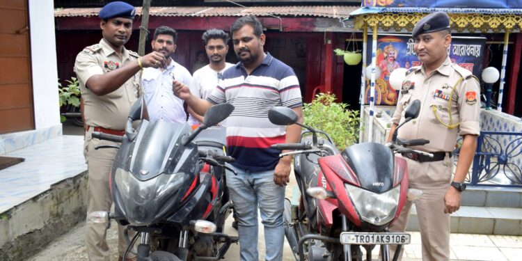 মহারাজগঞ্জ বাজার আউট পোস্ট পুলিশের তৎপরতায় উদ্ধার দুটি মোটরসাইকেল। ঘটনার বিস্তারিত জানালেন ইনচার্জ দীপঙ্কর দেবনাথ।
