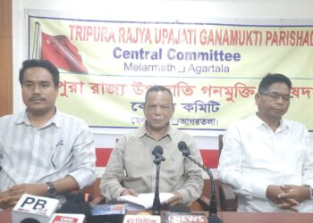 এডিসি নির্বাচনের ফল প্রকাশের তিন মাস অতিক্রান্ত হলেও এখনও কার্যনির্বাহী কমিটি গঠন না হওয়ায় প্রশাসনের ভূমিকা নিয়ে তীব্র প্রশ্ন তুলেছে উপজাতি গণমুক্তি পরিষদ। এ বিষয়ে প্রয়োজন হলে সুপ্রিম কোর্টের দ্বারস্থ হওয়ার ইঙ্গিত দিয়েই আজ আগরতলায় সাংবাদিক সম্মেলন করেন সংগঠনের নেতৃত্ব।