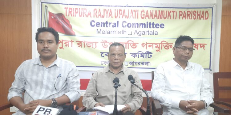 এডিসি নির্বাচনের ফল প্রকাশের তিন মাস অতিক্রান্ত হলেও এখনও কার্যনির্বাহী কমিটি গঠন না হওয়ায় প্রশাসনের ভূমিকা নিয়ে তীব্র প্রশ্ন তুলেছে উপজাতি গণমুক্তি পরিষদ। এ বিষয়ে প্রয়োজন হলে সুপ্রিম কোর্টের দ্বারস্থ হওয়ার ইঙ্গিত দিয়েই আজ আগরতলায় সাংবাদিক সম্মেলন করেন সংগঠনের নেতৃত্ব।