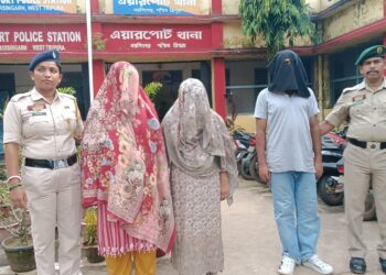 গোপন তথ্যের ভিত্তিতে অভিযান চালিয়ে আগরতলা বিমানবন্দর থানার পুলিশ তিন বাংলাদেশি নাগরিককে আটক করে। আটক ব্যক্তিদের মধ্যে রয়েছেন দুই মহিলা ও এক পুরুষ। তাদের বিরুদ্ধে প্রয়োজনীয় আইনি প্রক্রিয়া শুরু করেছে পুলিশ।