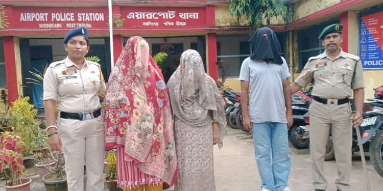 গোপন তথ্যের ভিত্তিতে অভিযান চালিয়ে আগরতলা বিমানবন্দর থানার পুলিশ তিন বাংলাদেশি নাগরিককে আটক করে। আটক ব্যক্তিদের মধ্যে রয়েছেন দুই মহিলা ও এক পুরুষ। তাদের বিরুদ্ধে প্রয়োজনীয় আইনি প্রক্রিয়া শুরু করেছে পুলিশ।