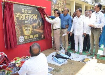 শারদোৎসবের প্রস্তুতির আনুষ্ঠানিক সূচনা করল রাজধানীর ছাত্রবন্ধু ক্লাব। আজ খুঁটি পূজার মধ্য দিয়ে শুরু হলো এবারের দুর্গাপূজার আয়োজন। ক্লাবের উদ্যোগে প্রায় ৪০ থেকে ৪৫ লক্ষ টাকার ব্যয়ে কামাখ্যা মন্দিরের আদলে নির্মিত হবে এবারের পূজামণ্ডপ, যা ইতিমধ্যেই উৎসবপ্রেমীদের মধ্যে বাড়িয়েছে আগ্রহ।