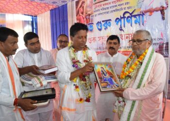 গুরু পূর্ণিমার পবিত্র দিনে গুরু বন্দনা ও সম্মাননায় একত্রিত হলেন ভক্তবৃন্দ।