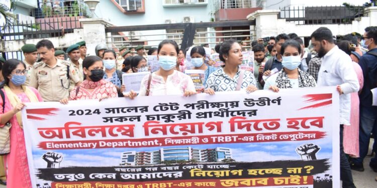 চাকরির দাবিতে আন্দোলন আরও জোরালো করলেন টেট-১ ও টেট-২ উত্তীর্ণ বেকার প্রার্থীরা। আজও শিক্ষা ভবন ঘেরাও করে বিক্ষোভে সামিল হয়ে দ্রুত ও স্বচ্ছ নিয়োগ প্রক্রিয়া সম্পন্ন করার দাবি জানান তারা।