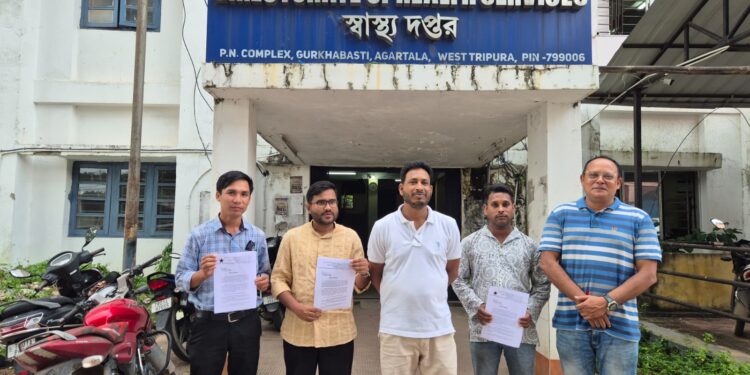 প্রশ্নপত্র ফাঁসের ঘটনায় ক্ষোভ উগরে স্বাস্থ্য দফতরে বামপন্থী ছাত্র সংগঠনের অবস্থান-বিক্ষোভ। নিয়োগ পরীক্ষায় স্বচ্ছতা ফিরিয়ে আনা, ঘটনার নিরপেক্ষ তদন্ত এবং দোষীদের দৃষ্টান্তমূলক শাস্তির দাবিতে জোরালো প্রতিবাদ জানালেন আন্দোলনকারীরা।