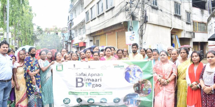 “স্বচ্ছতা ও সুস্বাস্থ্যের বার্তা নিয়ে ‘সাফাই আপনা, বিমারি ভাগাও’ কর্মসূচি। পরিচ্ছন্ন পরিবেশ গড়তে সচেতনতায় শামিল সাধারণ মানুষ।”