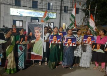 দিল্লির আন্দোলনরত ছাত্রদের নিয়ে বিজেপি সাংসদ কঙ্গনা রানাউতের বিতর্কিত মন্তব্যের প্রতিবাদে পথে নামল প্রদেশ মহিলা কংগ্রেস। বিক্ষোভ কর্মসূচির মাধ্যমে মন্তব্যের কড়া সমালোচনা করে নিঃশর্ত ক্ষমা প্রার্থনা ও মন্তব্য প্রত্যাহারের দাবি জানানো হয়।