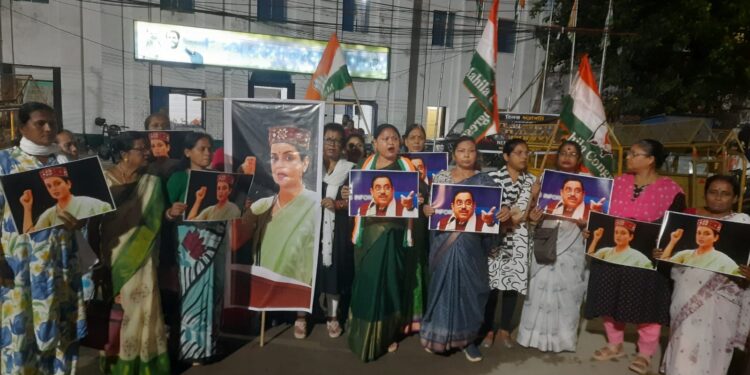 দিল্লির আন্দোলনরত ছাত্রদের নিয়ে বিজেপি সাংসদ কঙ্গনা রানাউতের বিতর্কিত মন্তব্যের প্রতিবাদে পথে নামল প্রদেশ মহিলা কংগ্রেস। বিক্ষোভ কর্মসূচির মাধ্যমে মন্তব্যের কড়া সমালোচনা করে নিঃশর্ত ক্ষমা প্রার্থনা ও মন্তব্য প্রত্যাহারের দাবি জানানো হয়।