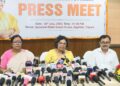 আগরতলার স্টেট গেস্ট হাউসে সাংবাদিক সম্মেলনে জাতীয় মহিলা কমিশনের চেয়ারপার্সন বিজয়া রাহাতকর। নারী নিরাপত্তা, নারী ক্ষমতায়ন ও নারীর অধিকার নিয়ে কমিশনের অবস্থান তুলে ধরেন তিনি।
